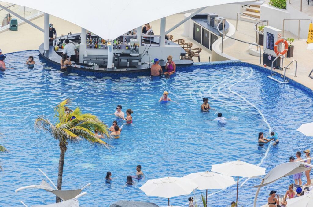 ¿Es el hielo seguro en Cancún la verdad real sobre sus bebidas en resorts y restaurantes?
