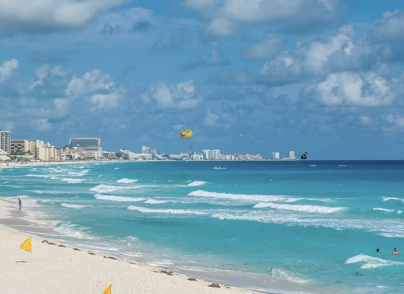 Los viajeros de Cancún felices de ver condiciones nadables a medida que Sargassum continúa declinando