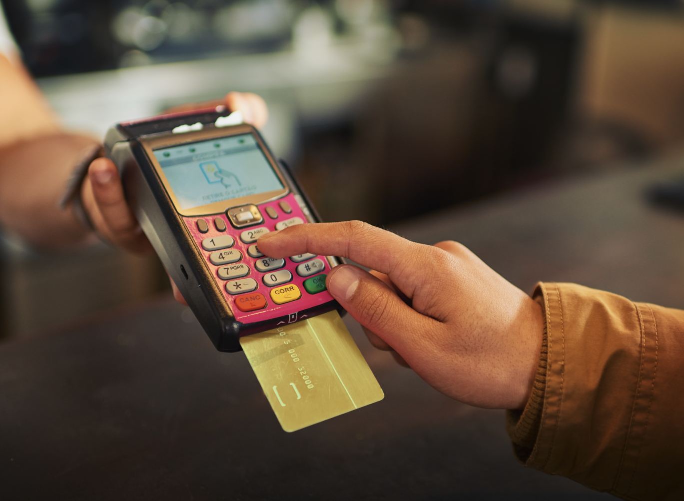 Restaurante con máquina de tarjetas de crédito