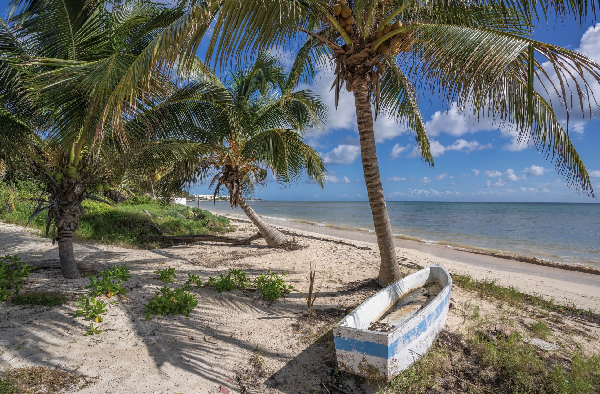 Viejo barco pesquero en la playa cerca de Puerto Morelos