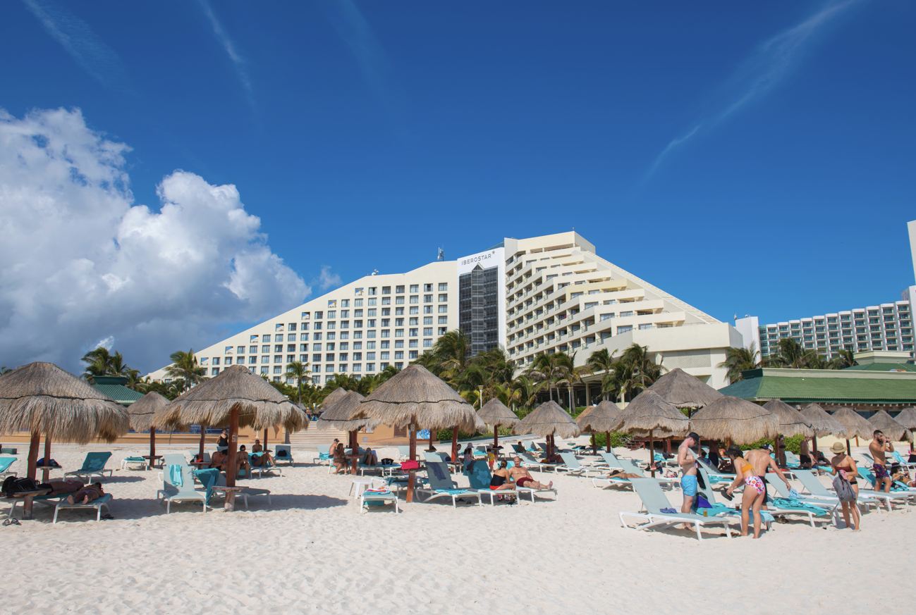 El tráfico internacional de pasajeros del aeropuerto de Cancún se mantiene cerca de niveles récord para septiembre
