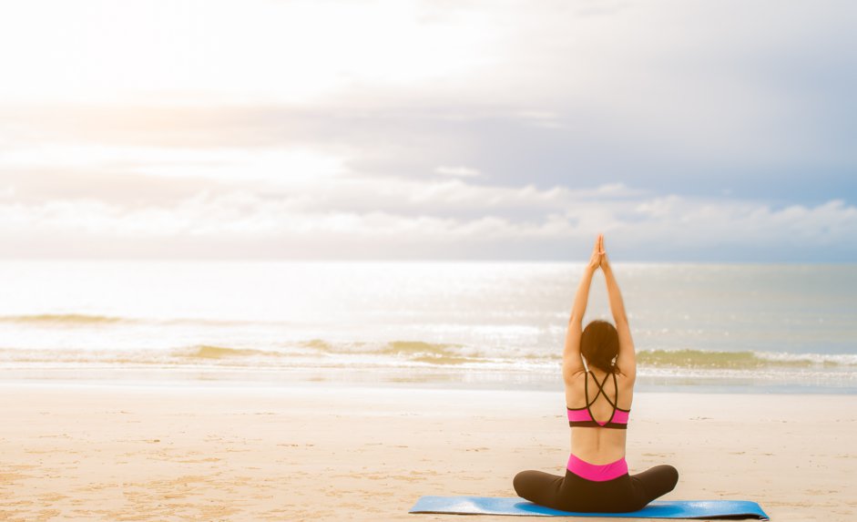 No todo el mundo busca unas vacaciones con todo lo que pueda comer y beber; por más divertido que pueda ser, algunas personas buscan rejuvenecimiento y autorreflexión. Es increíble el nivel de curación profunda que puede ocurrir cuando te colocas en un ambiente saludable para hacer “el trabajo”. Las energías cálidas y acogedoras del Caribe mexicano comienzan a marcar el tono curativo a medida que comienzas el descenso en tu vuelo. Hay muchas opciones conscientes para elegir cuando viajas a esta parte del mundo, y hoy vamos a compartir 5 retiros de bienestar de primer nivel en el Caribe mexicano que te ayudarán a recargar tu cuerpo, mente y alma.