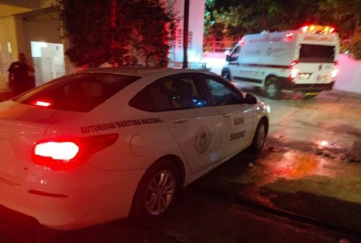 Dos motos acuáticas en estado crítico tras chocar con barco en la Zona Hotelera de Cancún