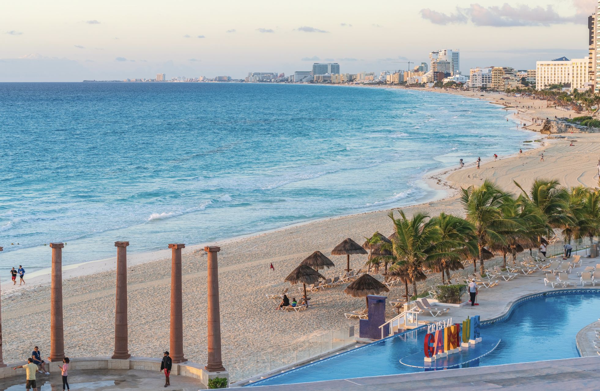 Piscina del resort de Cancún en la playa