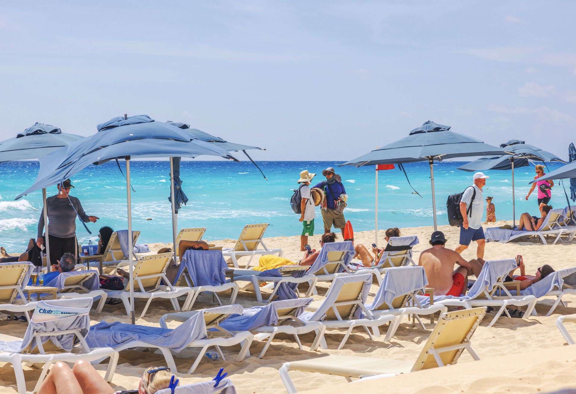 Turistas en vendedores de playa