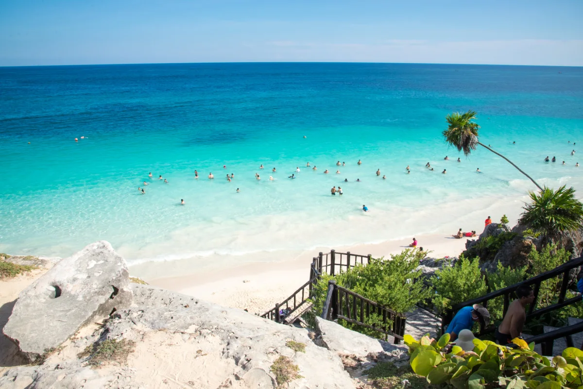 El acceso gratuito a la playa a través de hoteles de Tulum no permite a los visitantes traer bebidas ni comida