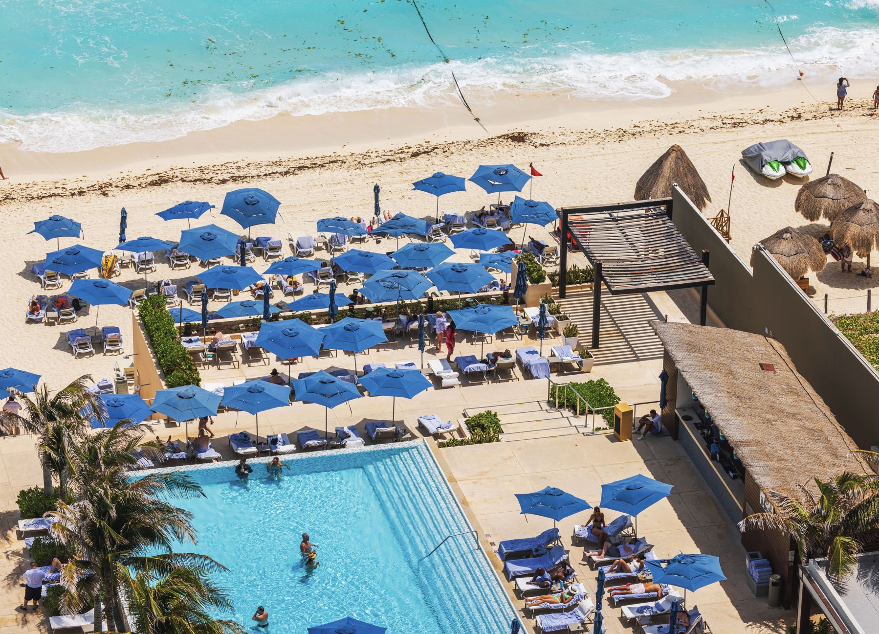 Piscina frente al mar en Cancún