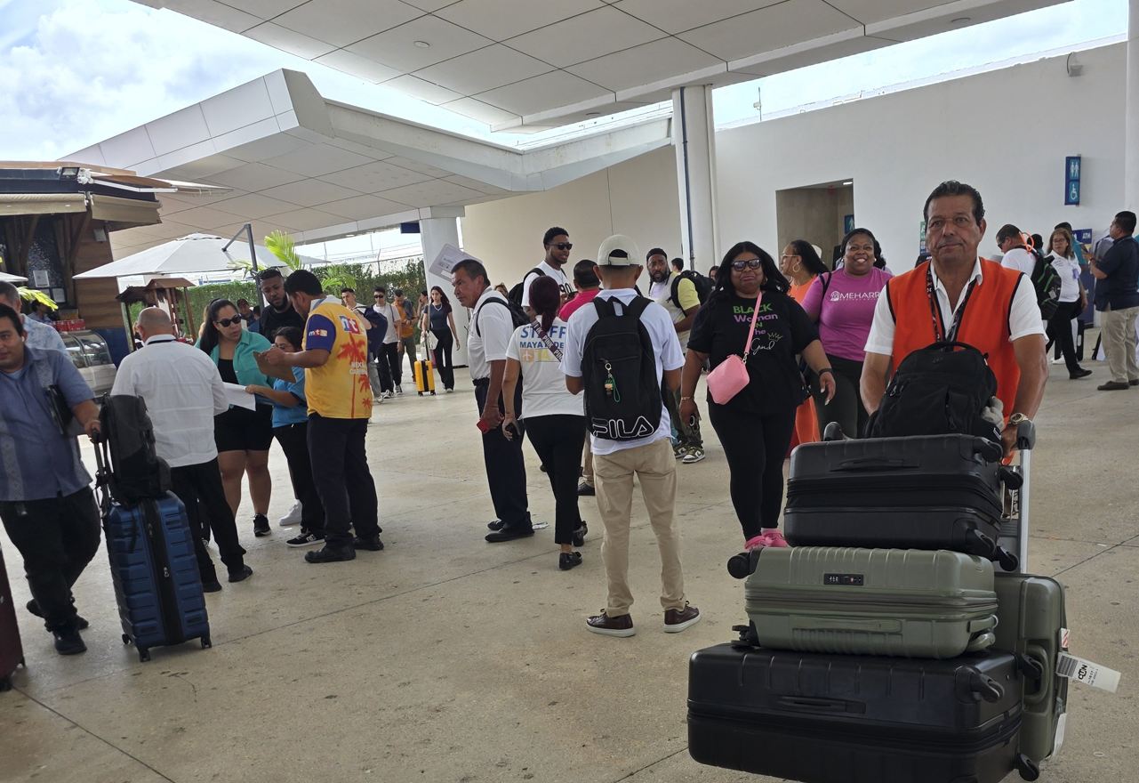 Portero del aeropuerto llevando bolsas - Foto original de Trevor Kucheran