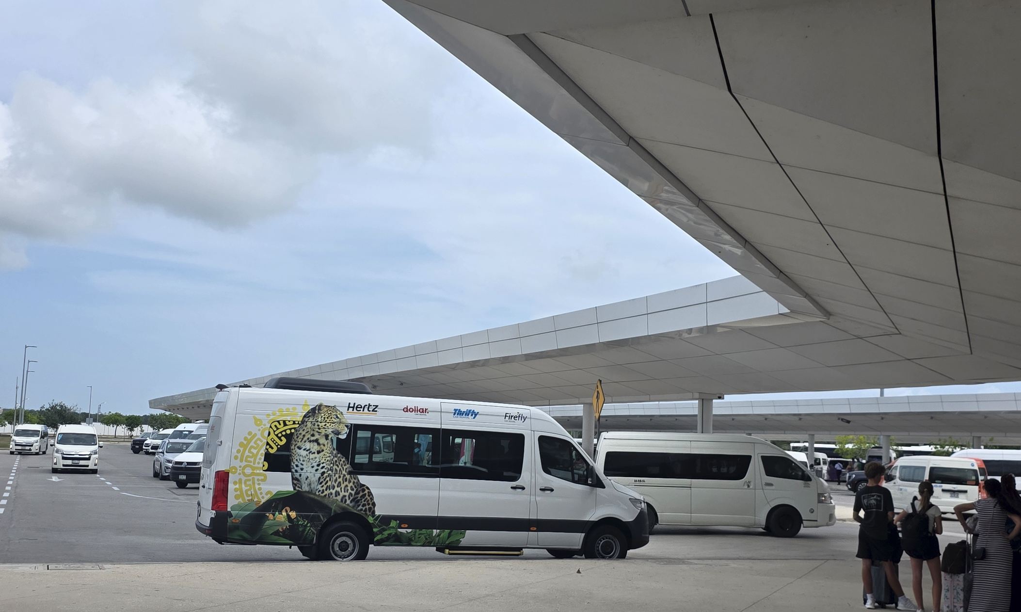 Transfer Shuttles Aeropuerto Cancún foto original de Trevor Kucheran