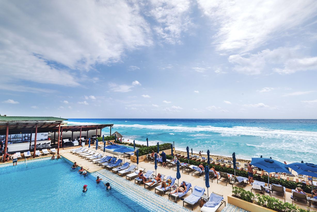 3 resorts todo incluido en Cancún en los que no necesitas levantarte temprano para guardar una silla de piscina