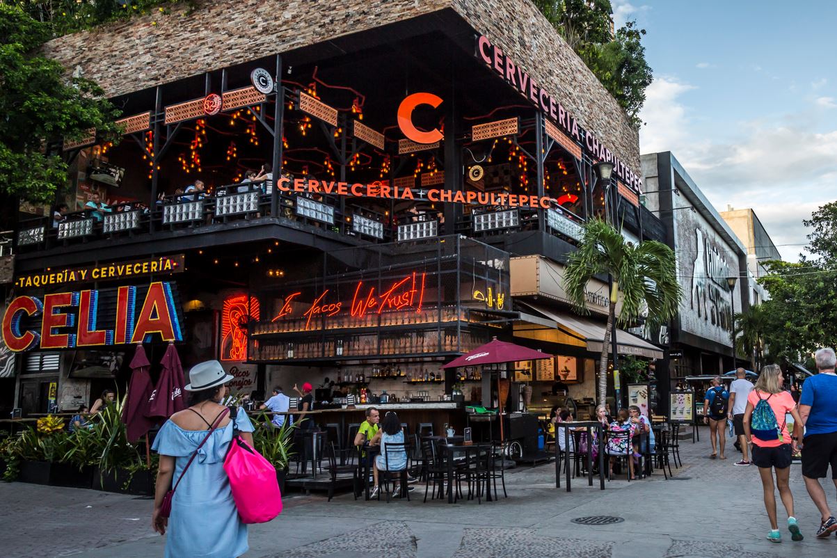 Los turistas deben esperar ver militares armados en los bares y clubes nocturnos de Playa del Carmen