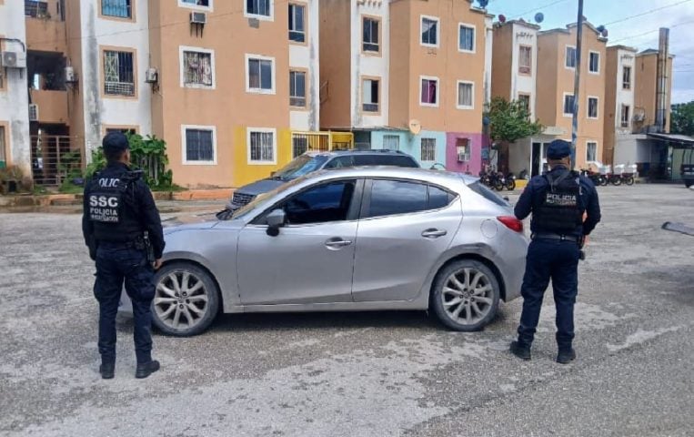 Conductor perseguido por la policía por conducir imprudentemente buscado por asesinato en Cancún