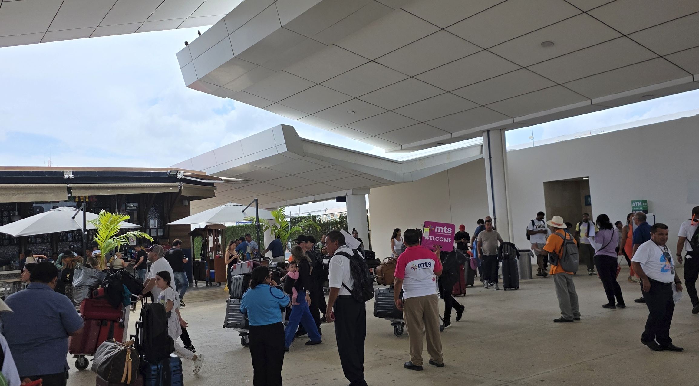 Llegadas al aeropuerto de Cancún fuera de la terminal