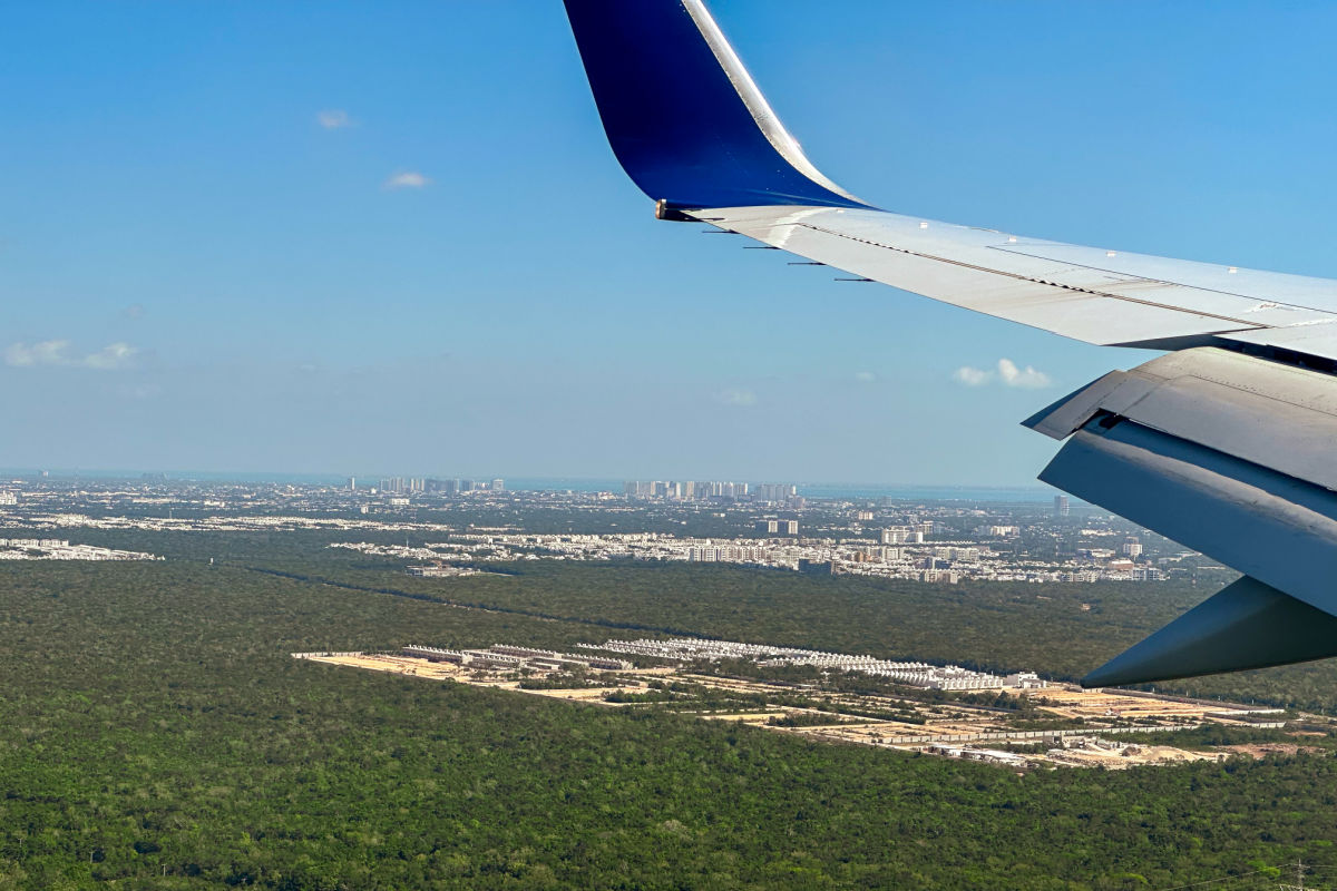 Vista del vuelo al aeropuerto de Cancún desde la ventana del avión