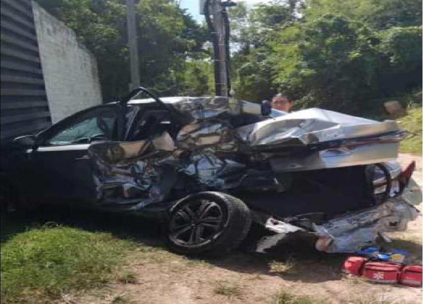 Al menos dos heridos de gravedad en semi andanada de auto compacto en las afueras de Bacalar