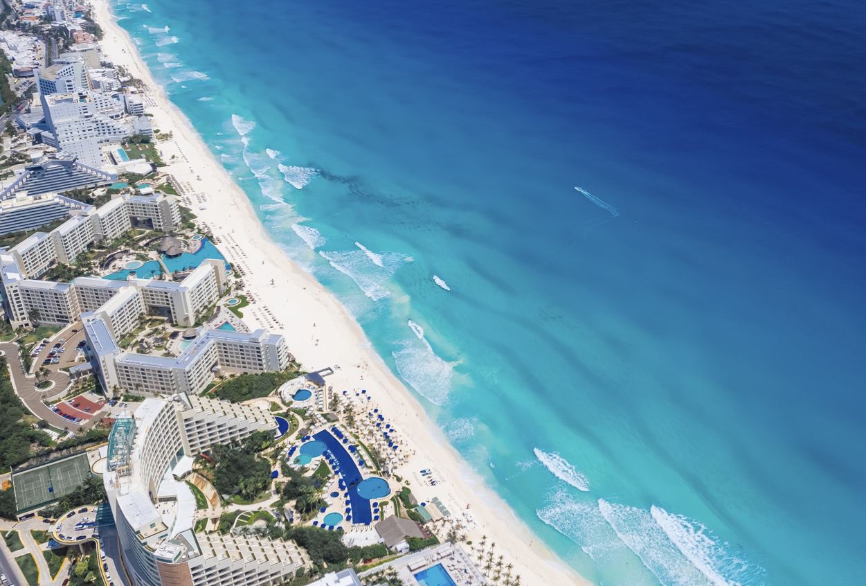 Todavía quedan algunos resorts familiares de 5 estrellas con todo incluido abiertos para Navidad en Cancún. Esto es lo que le costará