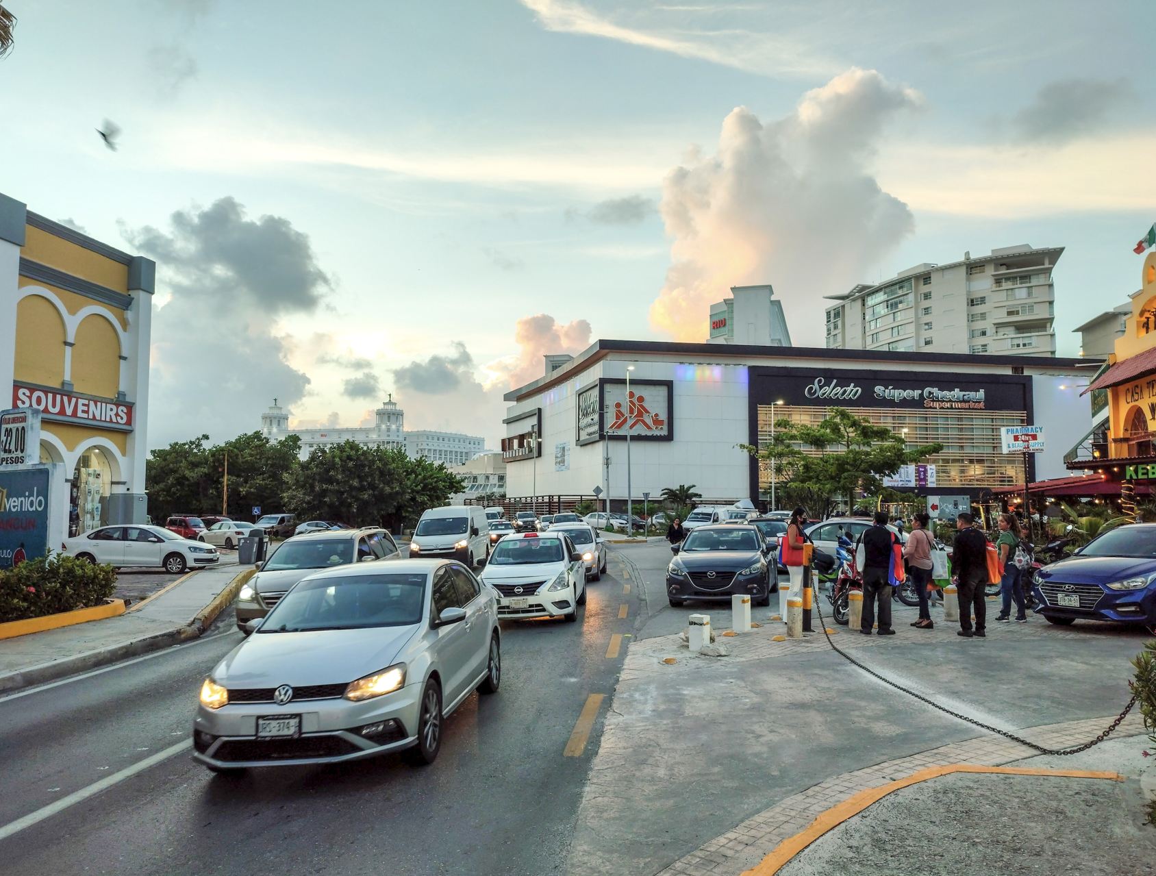 Calle concurrida de Cancún