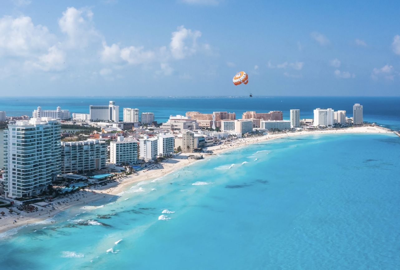El mes 'lento' de Cancún registra 1,2 millones de pasajeros internacionales, lo que demuestra su popularidad durante todo el año