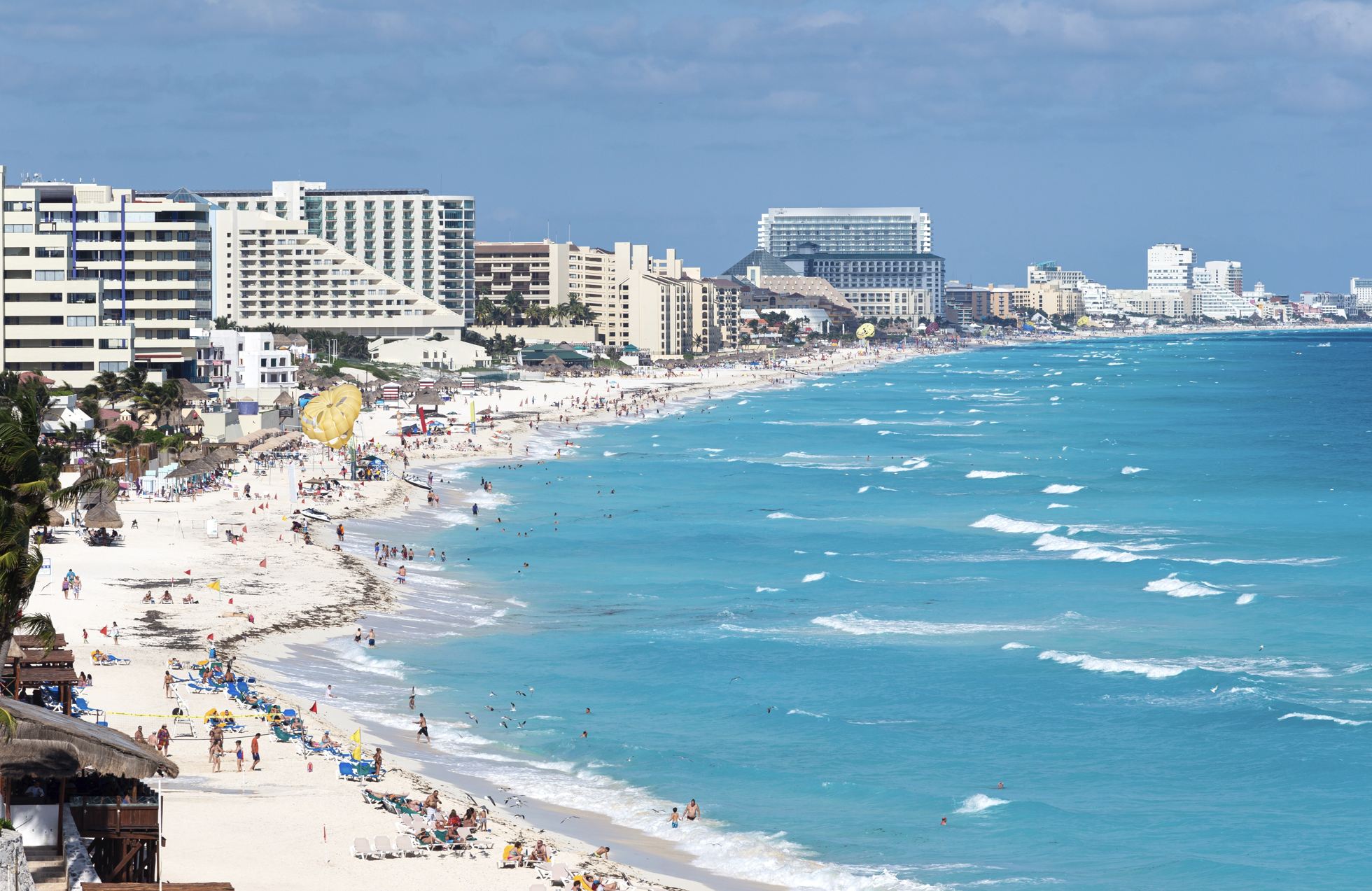 Concurrida playa de Cancún diciembre hoteles resorts turistas