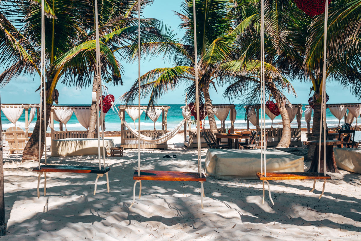 Columpios en una playa en Tulum, México