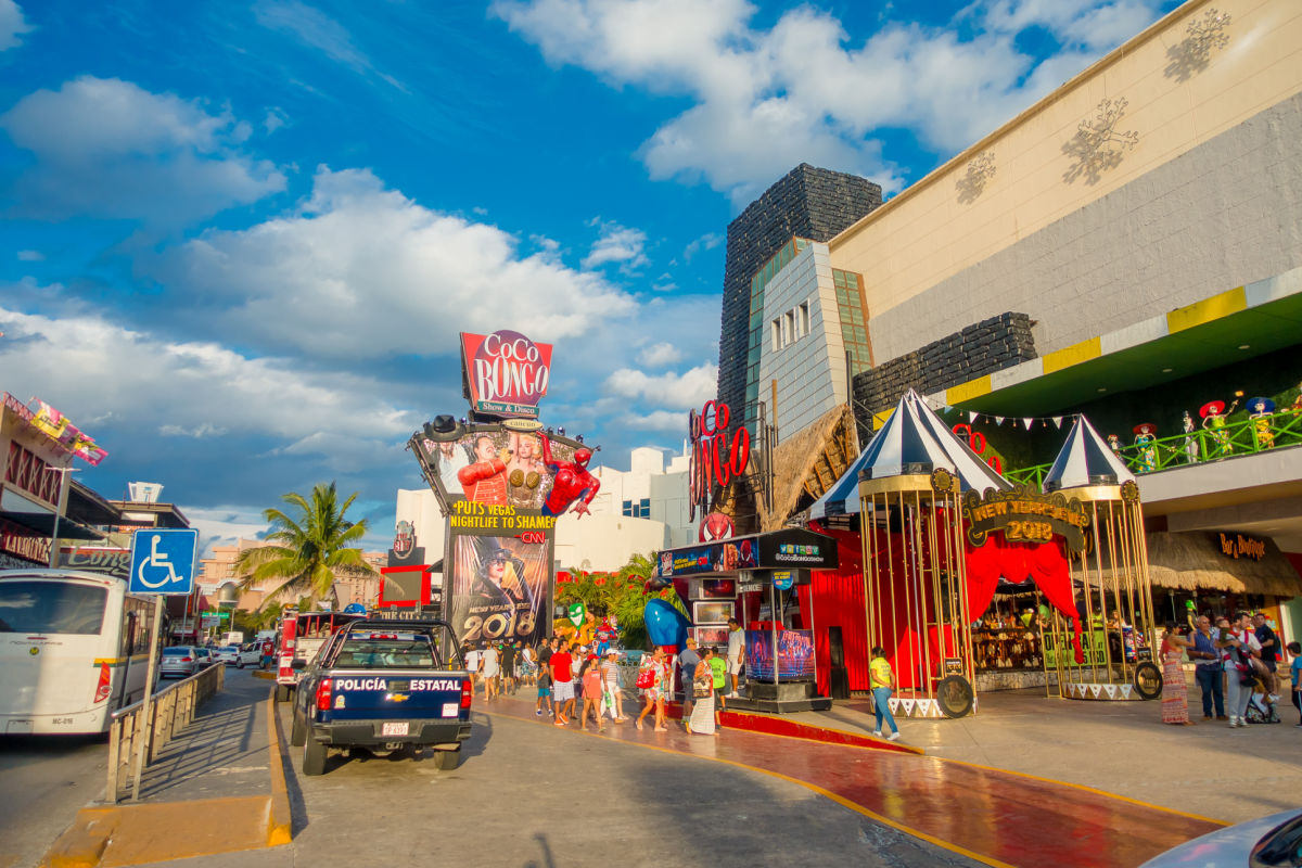 Vehículos policiales estacionados afuera de Coco Bongo en Cancún, México