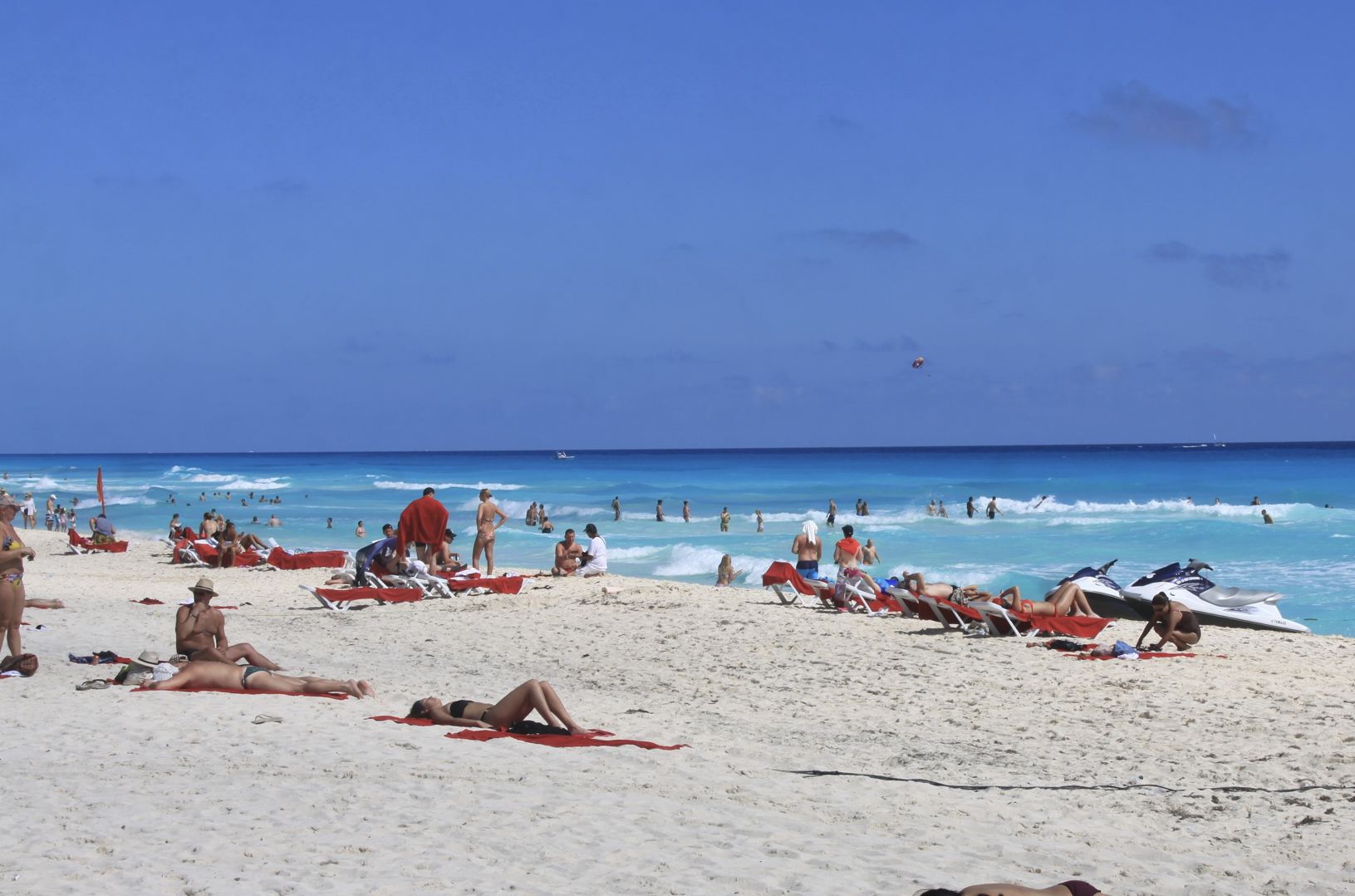 Multitudes ocupadas en la playa de Cancún