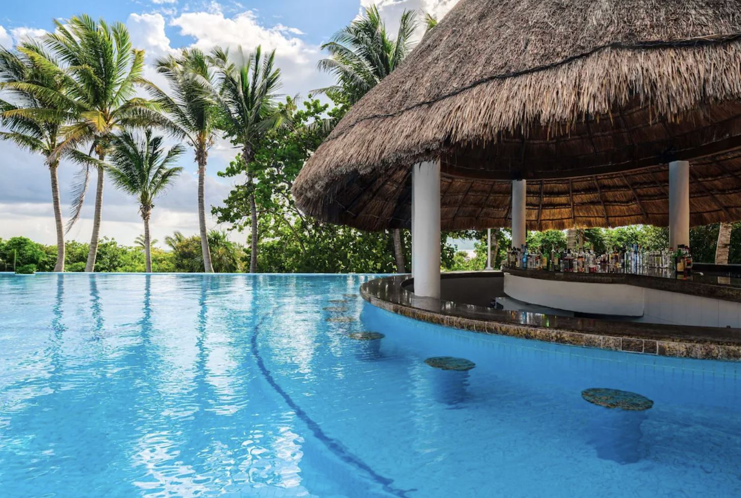 Bares en la piscina Moon Palace The Grand