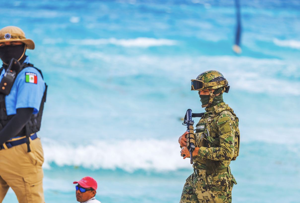 policía en la playa