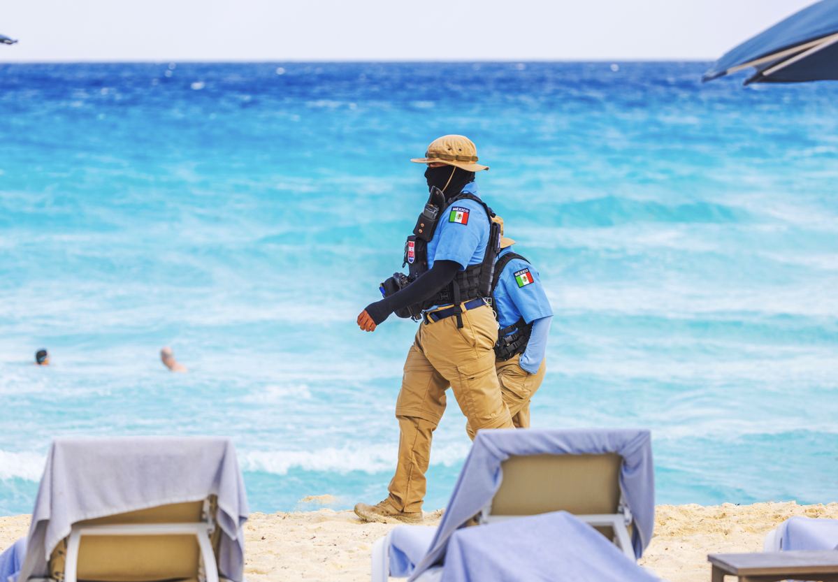 policía en la playa 