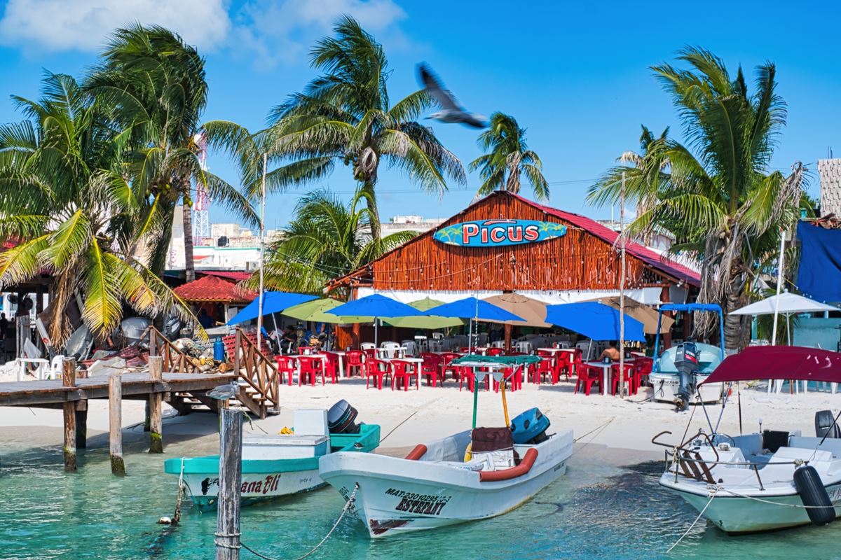 Los tours en barco de Cancún a Isla Mujeres tendrán precios regulados para proteger a los turistas