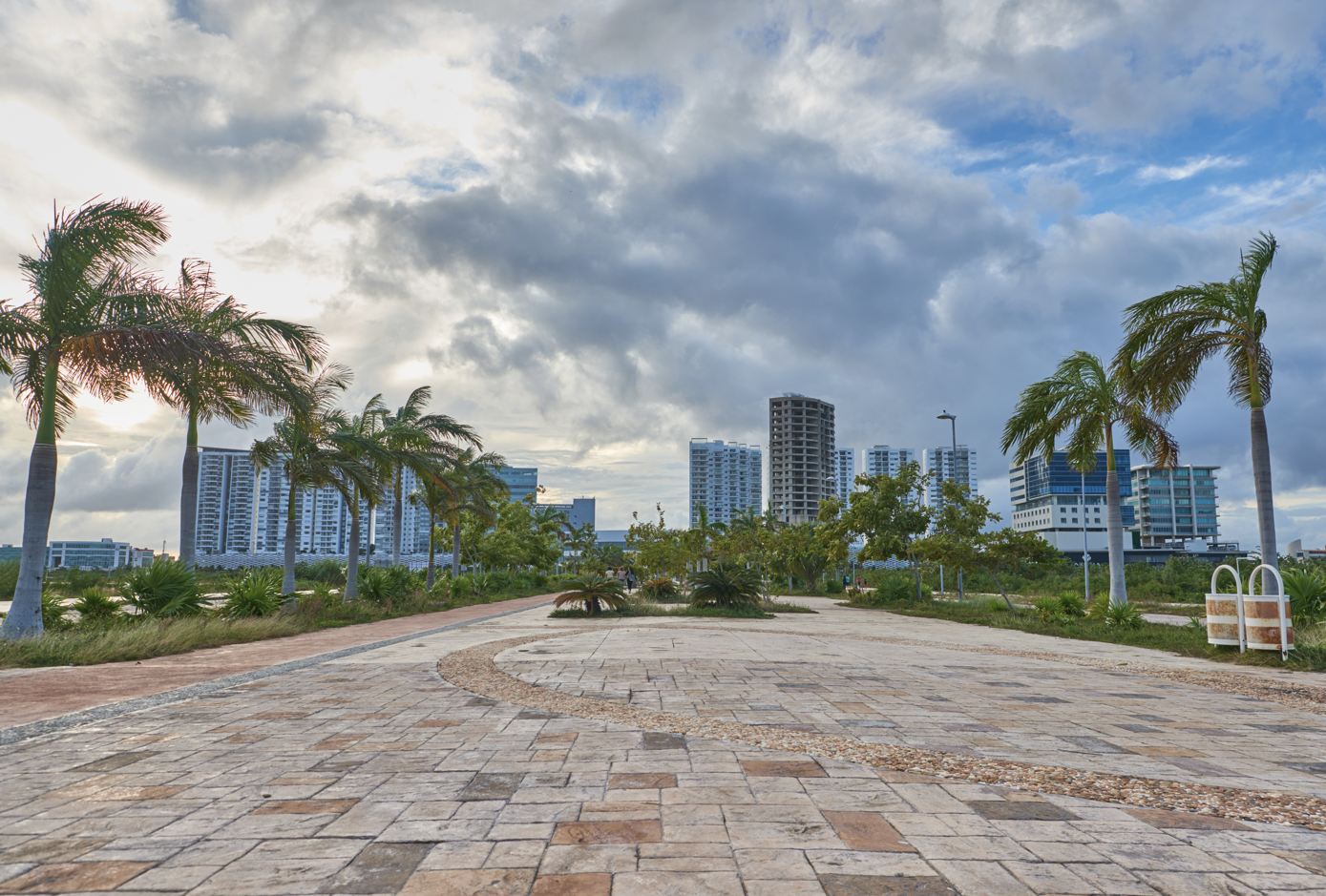 Paisaje urbano de Cancún ventoso