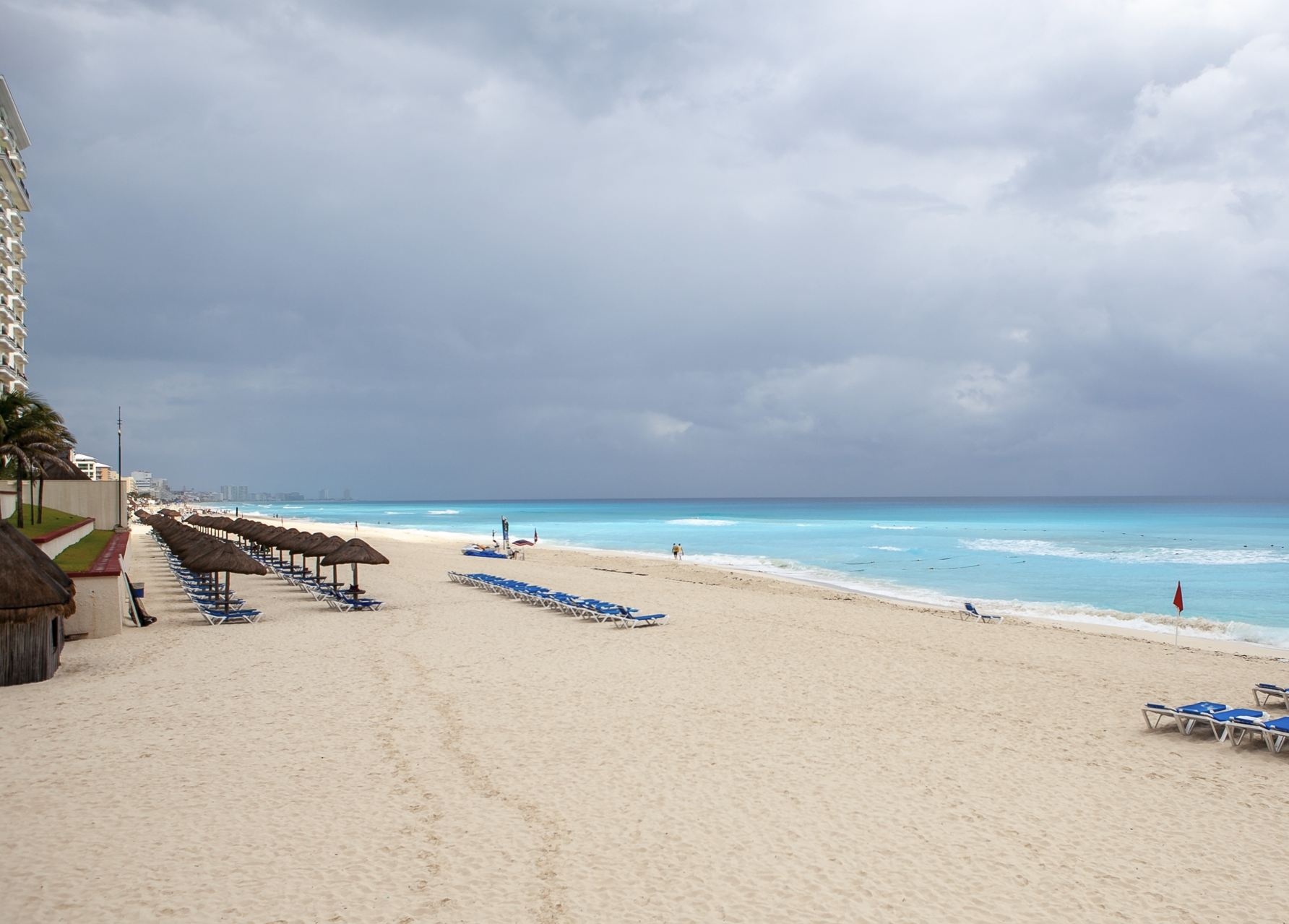 Playa vacía de Cancún Día nublado y frío