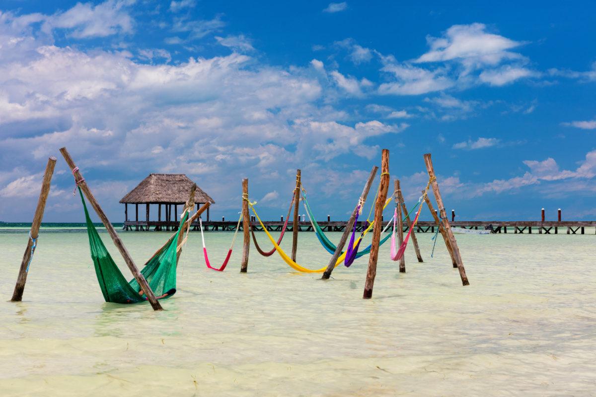 Hamacas en el agua en una playa de Holbox, México