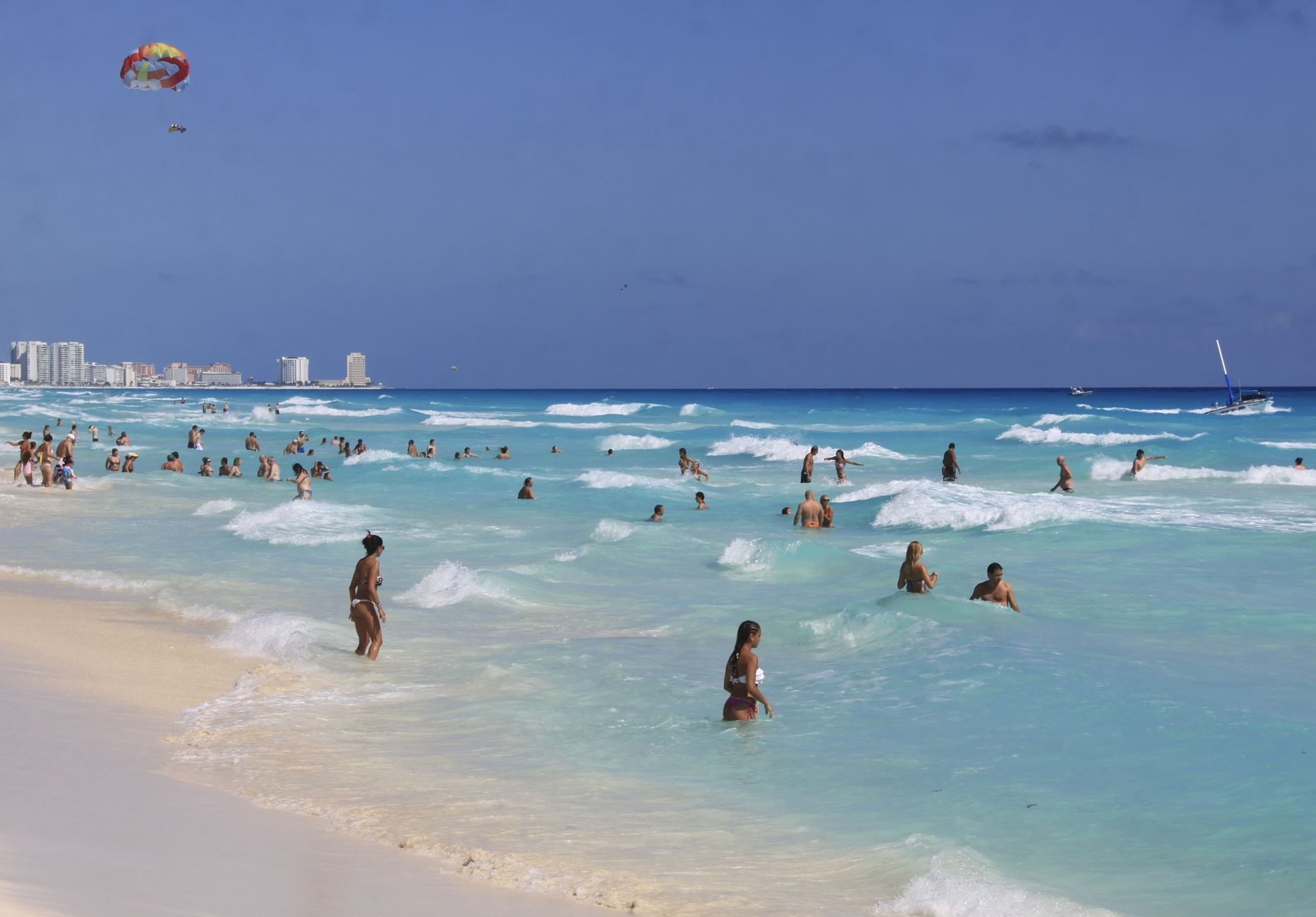 Zona hotelera concurrida para nadar en la playa