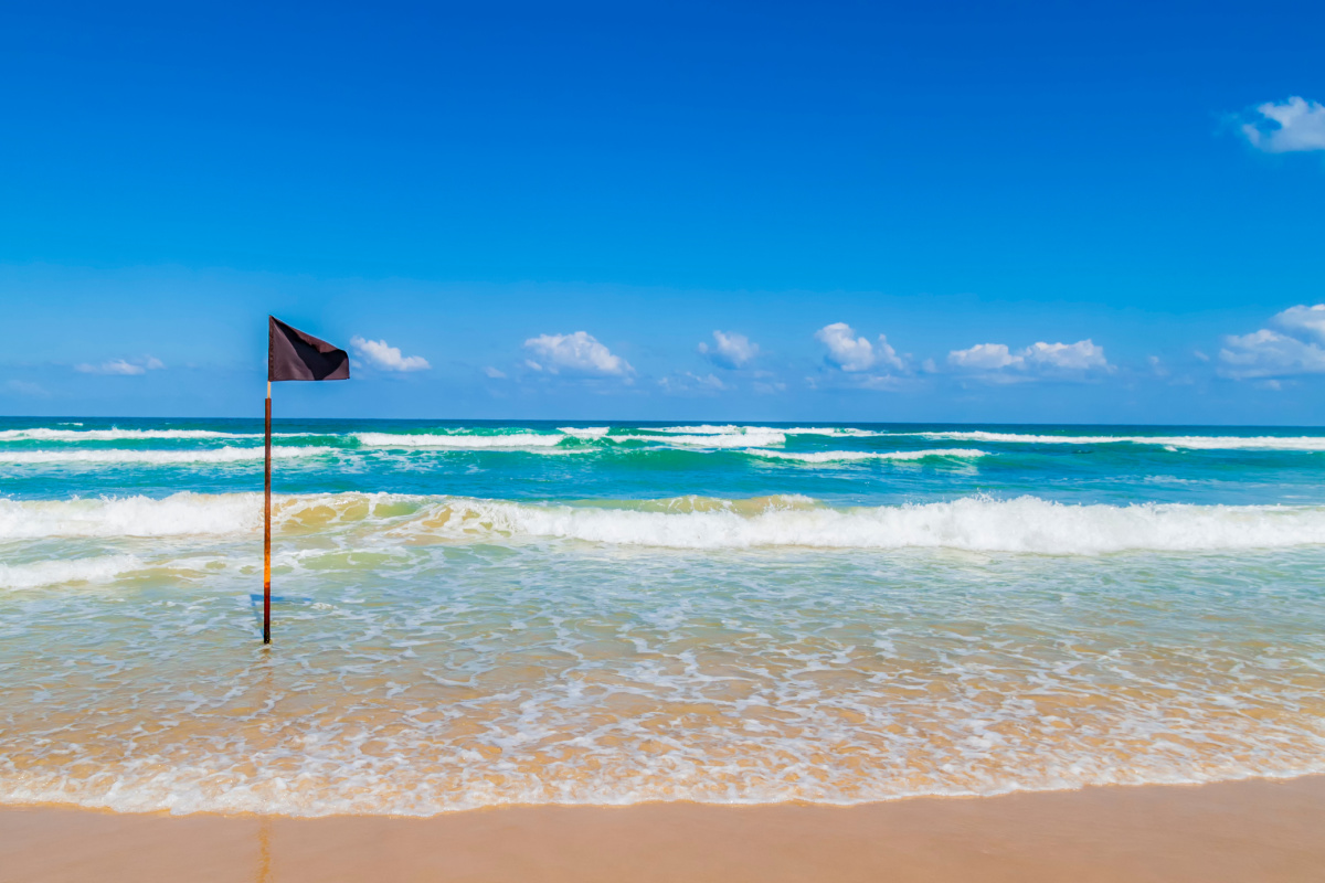 Bandera negra en la playa
