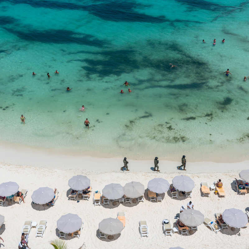 Vista aérea de Cancún y tropas en la playa.