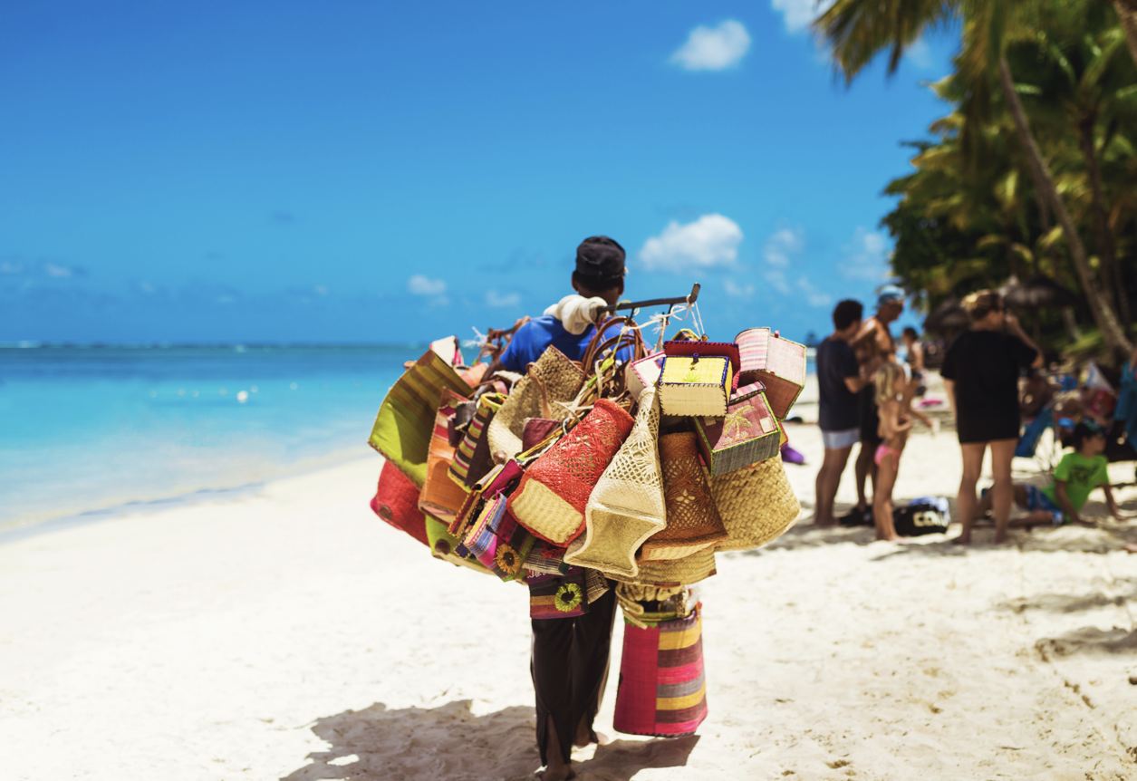 Las autoridades de Cancún toman medidas enérgicas contra los vendedores ilegales de playas que venden estos artículos