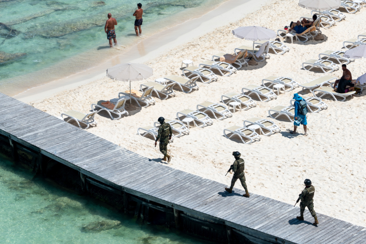 Policía en la playa de Cancún