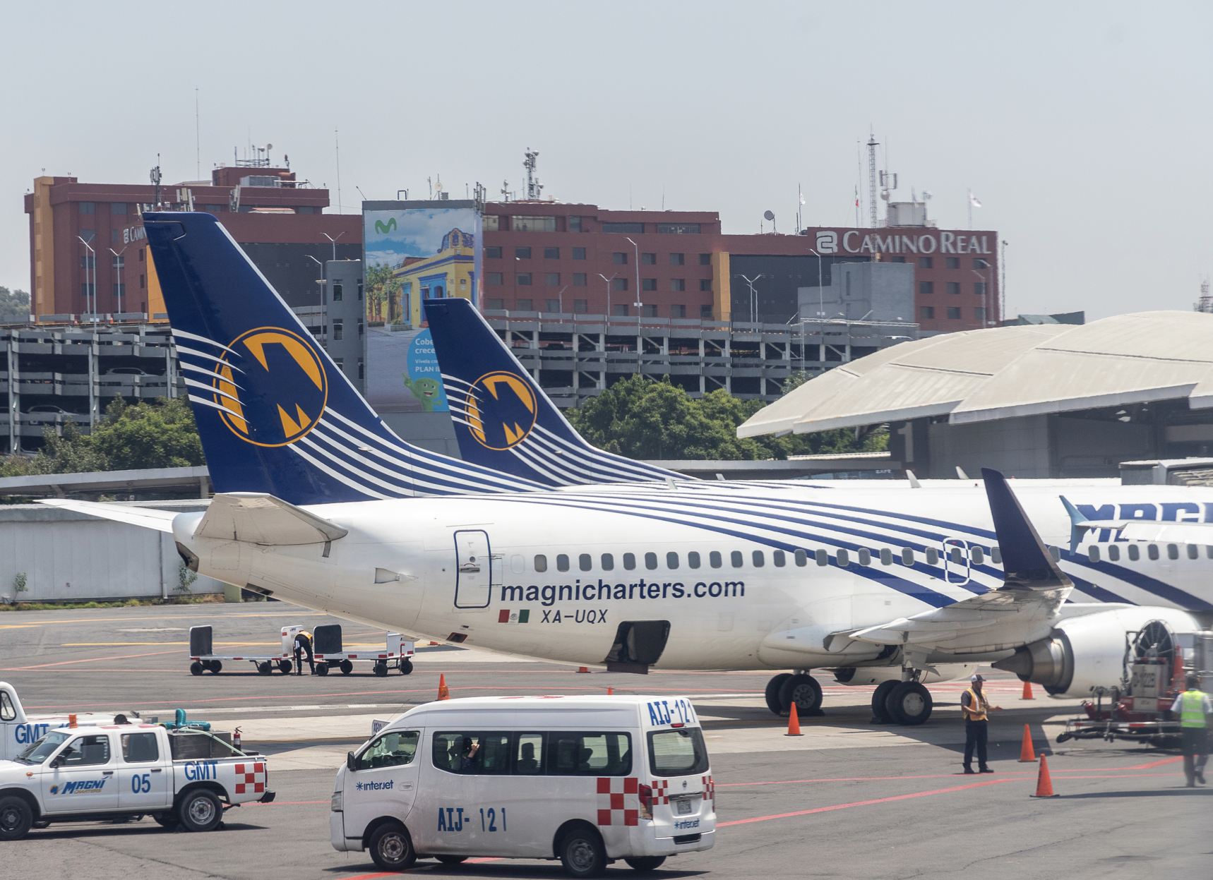 Aviones Magnicharters sobre asfalto