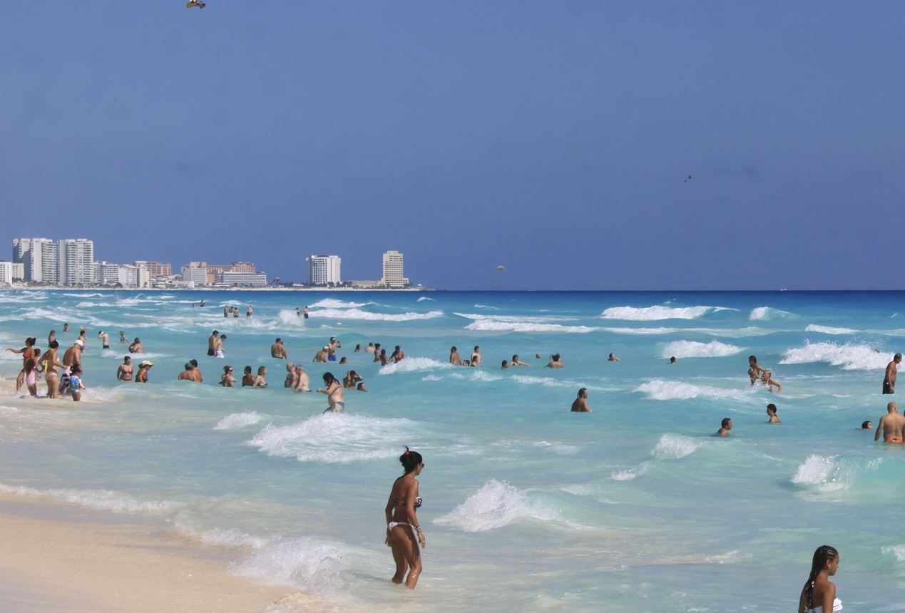 Autoridades advierten a turistas que tengan precaución en todas las playas de Cancún Agregan más salvavidas