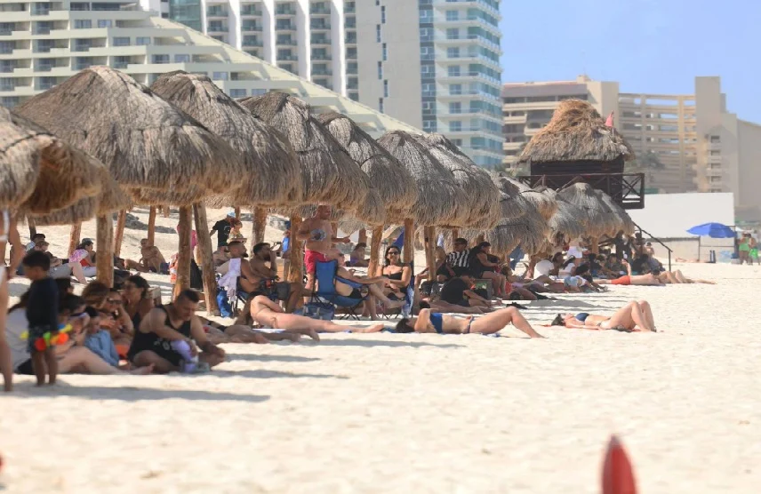 Alcalde dice Cancún recibe con armas a los turistas de vacaciones