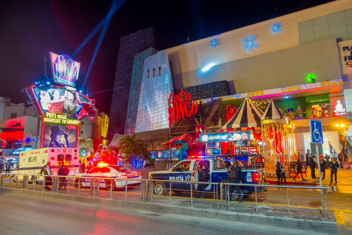 Vehículos policiales frente a Coco Bongo en Cancún, México