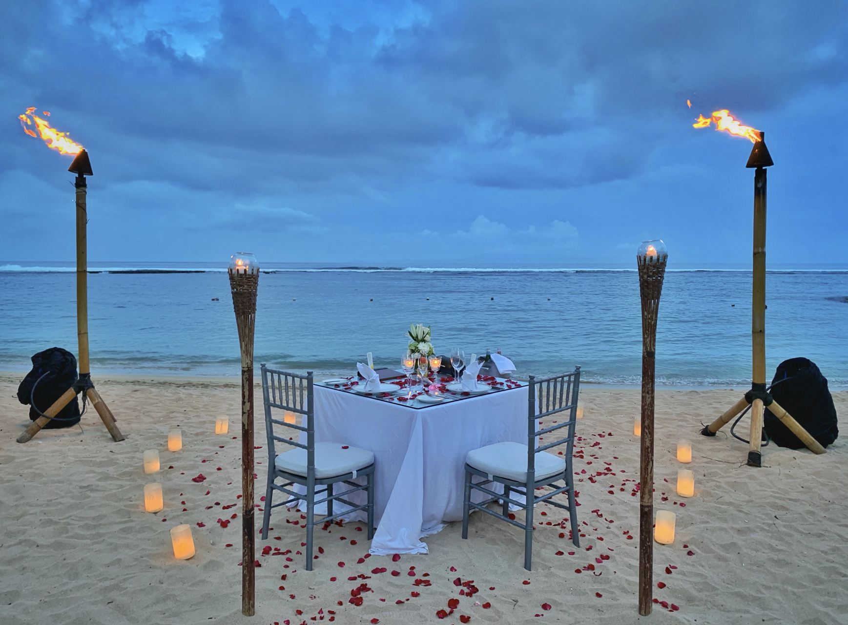Cena romántica privada en la playa.