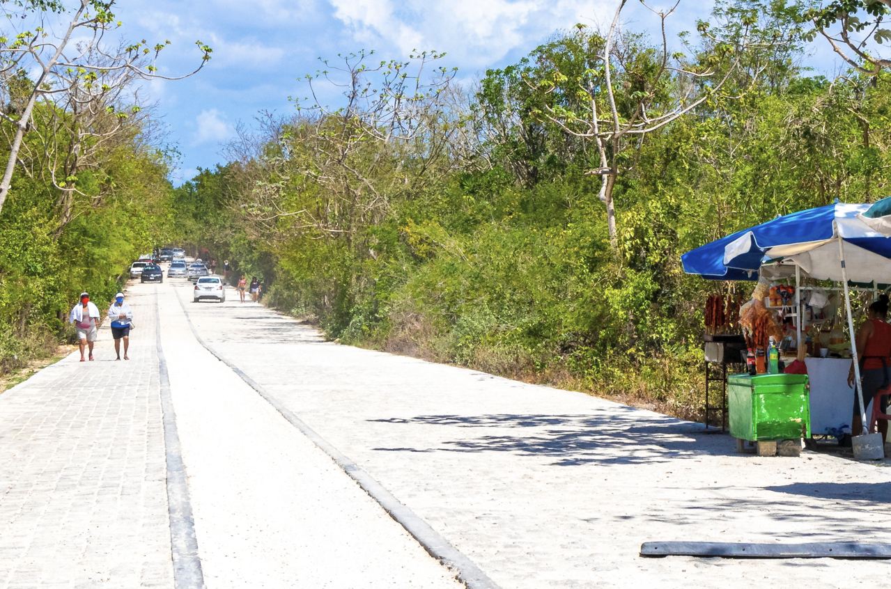 vendedores al borde de la carretera