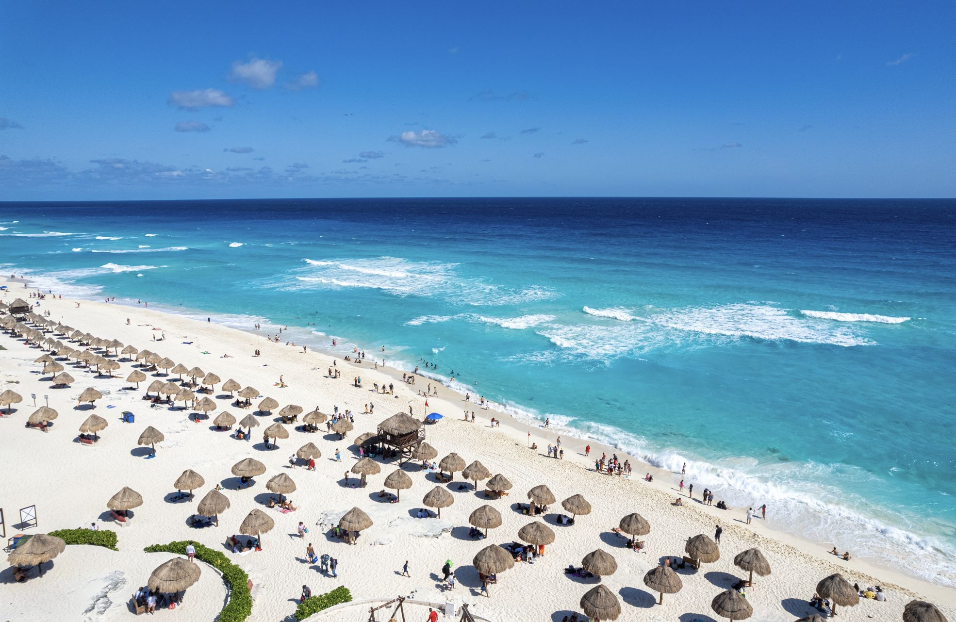 Concurrida playa de Cancún