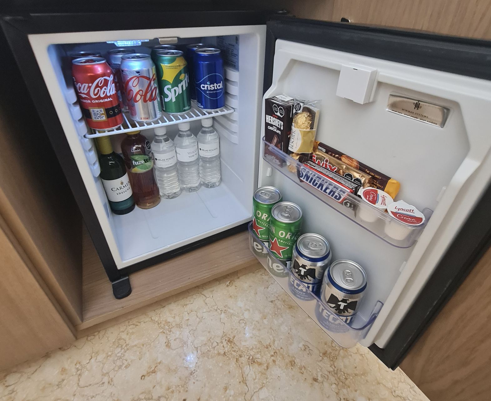 Minibar del hotel en Garza Blanca Resort Foto original de Trevor Kucheran