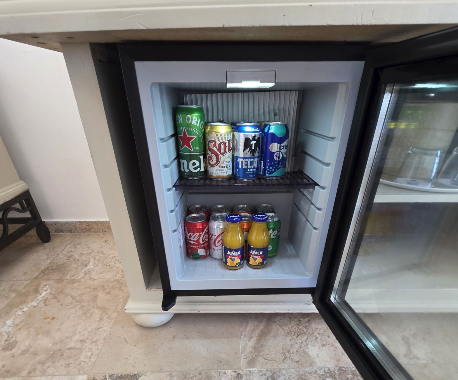 Nevera Mini Bar en Cancún Sandos Resort completamente surtida. Foto original de Trevor Kucheran