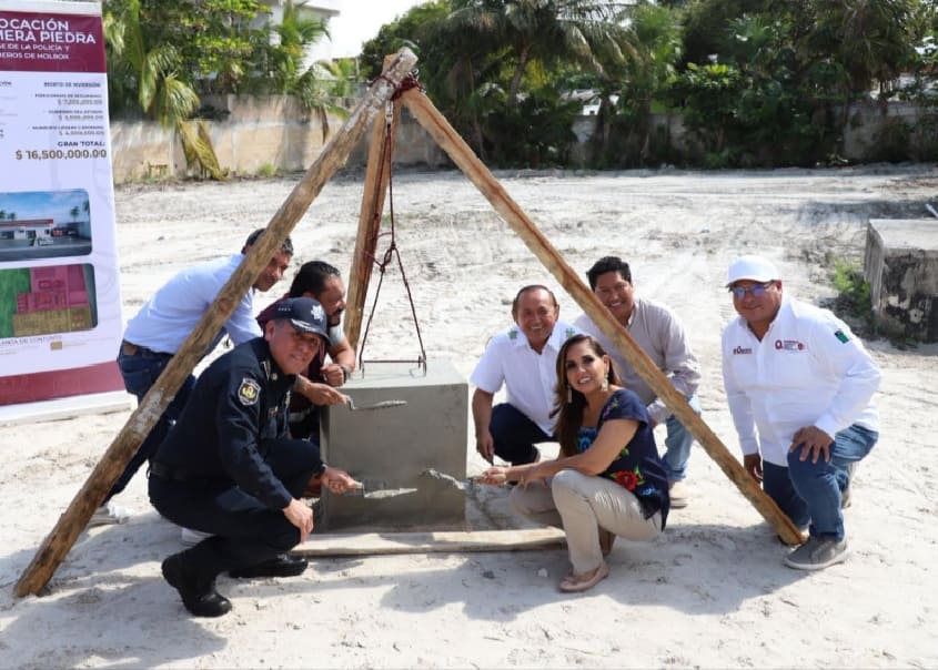 Colocan primera piedra de fase inicial de estación de policía, bomberos y protección civil de Holbox
