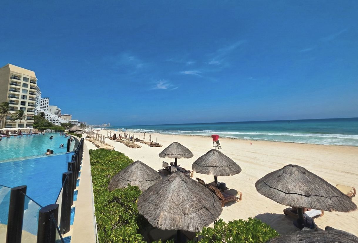 Vista desde la piscina del Westin Laguna Mar en Cancún Foto original de Trevor Kucheran