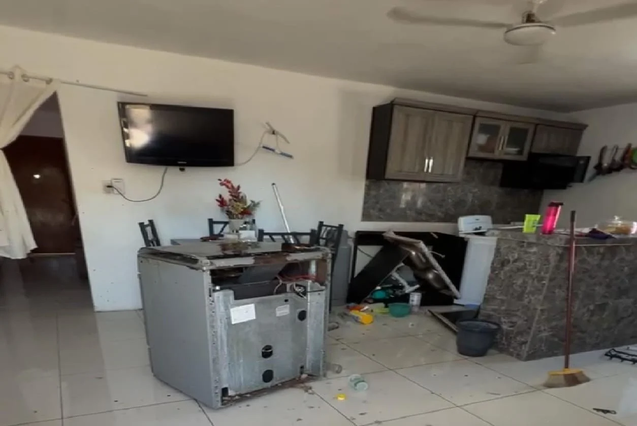 Fregadero de cocina volado de la pared en explosión de gas LP en Chetumal